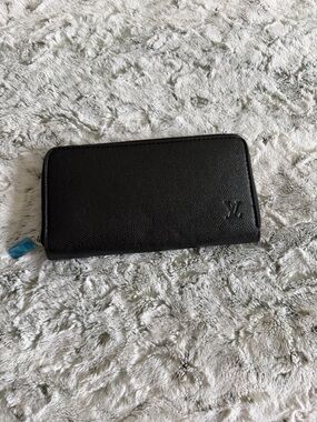 Luxury Black Zip-Around Wallet with Embossed LV Logo